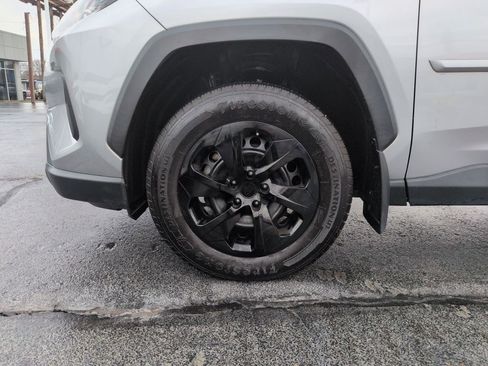 Used 2021 Toyota RAV4 LE image 27