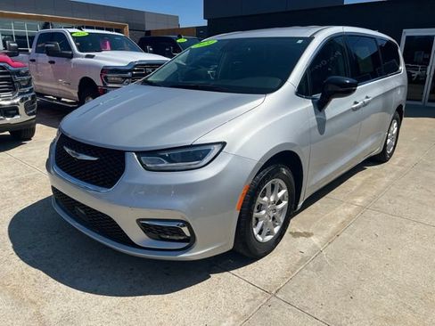 Certified 2024 Chrysler Pacifica Touring-L FWD image 3
