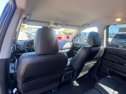Used 2024 Nissan Pathfinder SL image 16