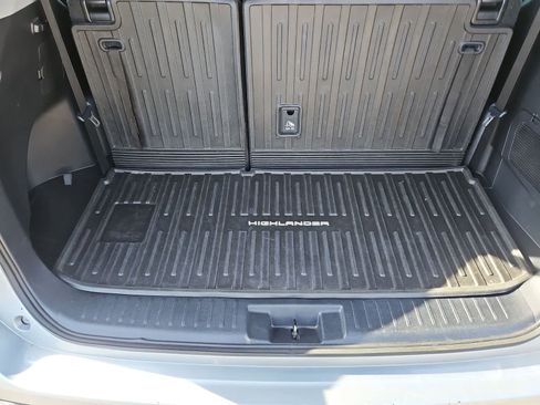 Used 2023 Toyota Highlander LE image 32