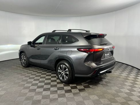 Used 2024 Toyota Highlander XLE image 8