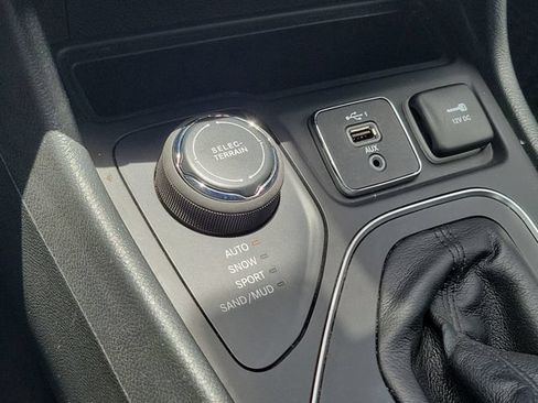 Used 2022 Jeep Cherokee Latitude w/ Sun & Sound Group AWD/4WD image 28