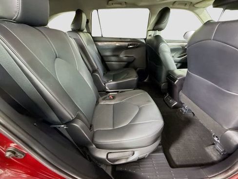 Used 2024 Toyota Highlander Limited image 28
