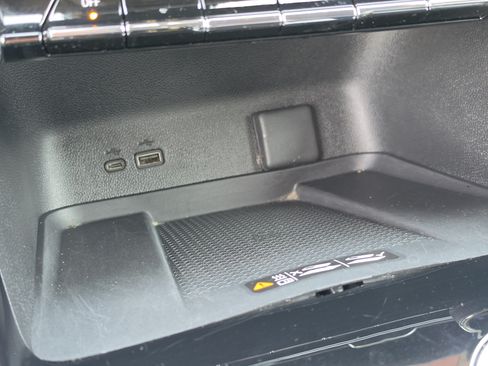 Used 2025 Chevrolet Traverse LT FWD image 30
