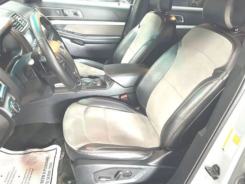 Used 2017 Ford Explorer XLT w/ Equipment Group 202A AWD/4WD image 4