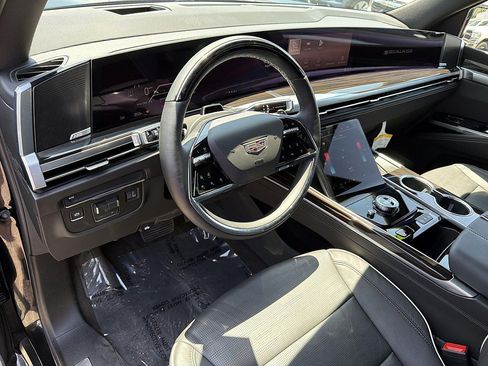 Used 2026 Cadillac Escalade ESV Luxury RWD image 9