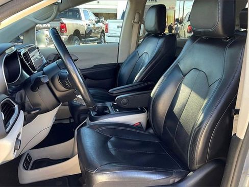 Used 2021 Chrysler Pacifica Touring-L image 26