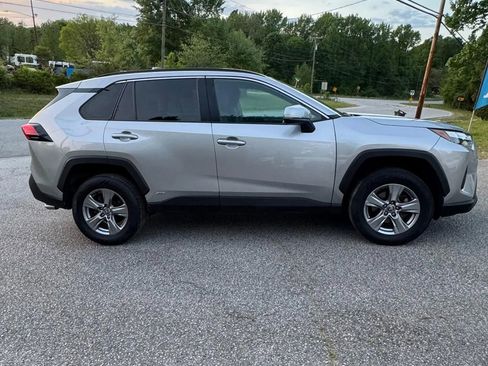 Used 2022 Toyota RAV4 XLE AWD/4WD image 3