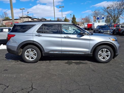 Used 2023 Ford Explorer XLT image 7