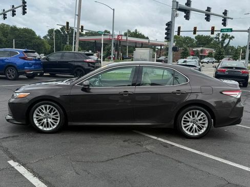 Used 2018 Toyota Camry XLE FWD image 9