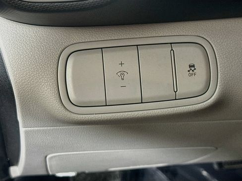Used 2025 Hyundai Venue SEL FWD image 21