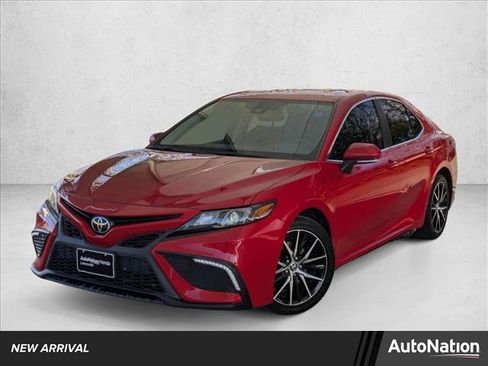 Used 2022 Toyota Camry SE image 1