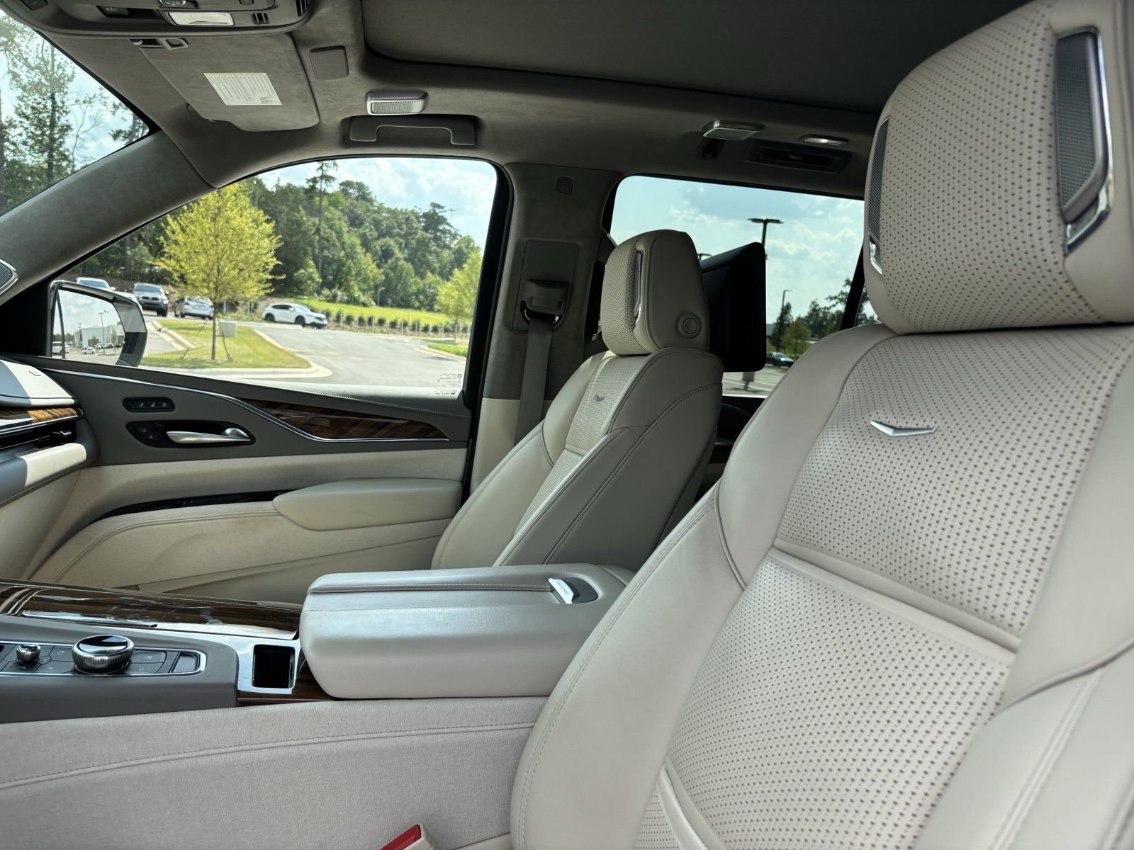 Used 2024 Cadillac Escalade Sport Platinum w/ LPO, ONYX Package AWD/4WD image 15