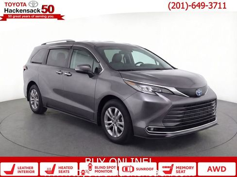Used 2024 Toyota Sienna Limited image 1