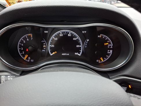 Used 2021 Jeep Grand Cherokee Laredo AWD/4WD image 24