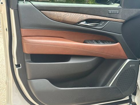 Used 2020 Cadillac Escalade ESV Luxury AWD/4WD image 13
