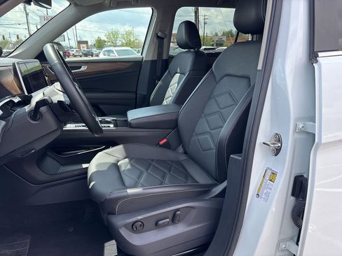Used 2025 Volkswagen Atlas SE AWD/4WD image 16