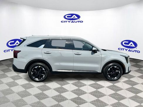 Used 2025 Kia Sorento S FWD image 2