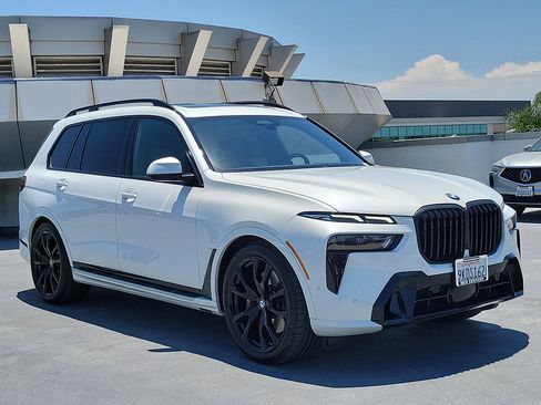 Used 2024 BMW X7 xDrive40i w/ M Sport Package AWD/4WD image 4