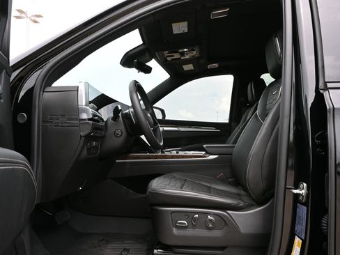 Certified 2026 Cadillac Escalade ESV Platinum Sport w/ LPO, ONYX Package AWD/4WD image 17