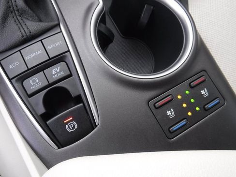 Used 2022 Toyota Camry XLE w/ Navigation Upgrade Package image 28