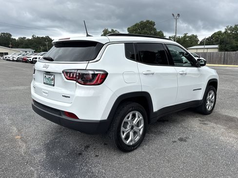 Used 2025 Jeep Compass Latitude AWD/4WD image 5