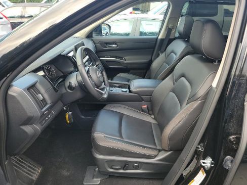 Used 2025 Nissan Pathfinder SL w/ SL Premium Package AWD/4WD image 3
