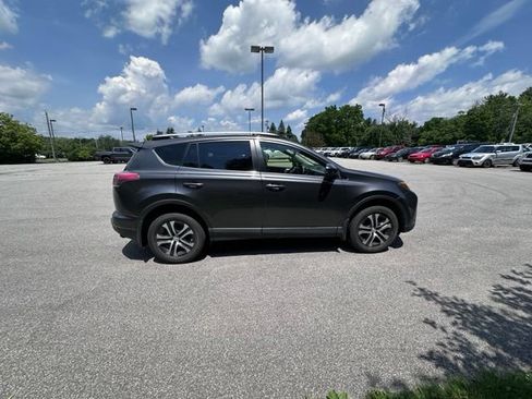 Used 2018 Toyota RAV4 LE AWD/4WD image 2