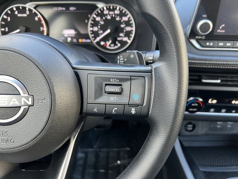 Used 2024 Nissan Rogue SV image 27