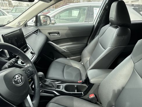 Used 2023 Toyota Corolla Cross XLE image 9