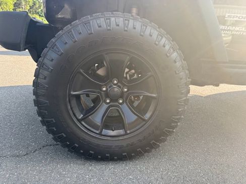 Used 2017 Jeep Wrangler Unlimited Rubicon w/ Connectivity Group AWD/4WD image 23