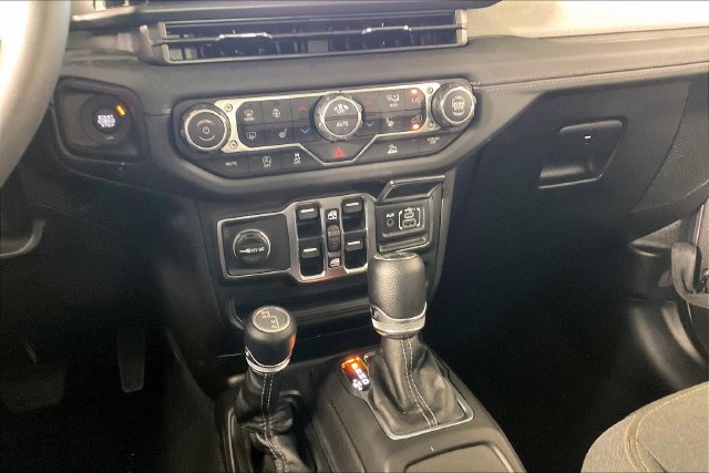 Used 2026 Jeep Wrangler Unlimited Sahara AWD/4WD image 8