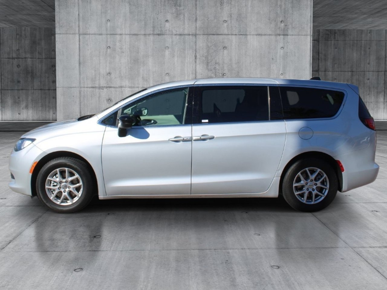 Used 2024 Chrysler Voyager LX FWD image 2