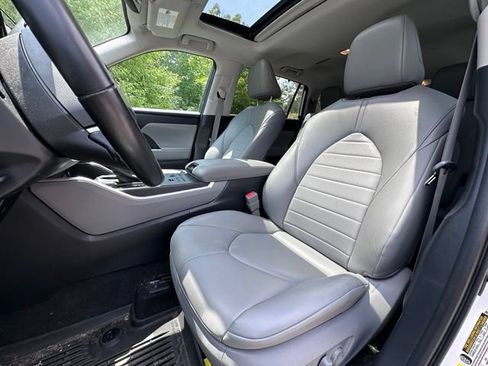 Used 2023 Toyota Highlander XLE AWD/4WD image 12