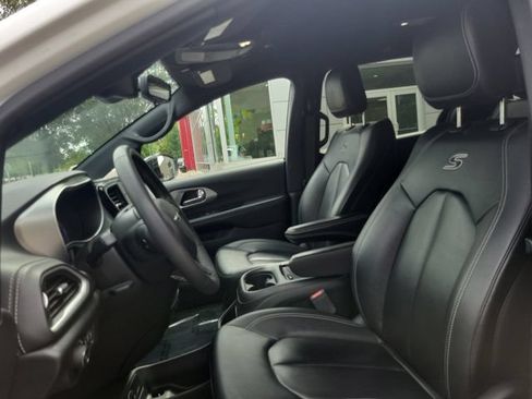 Used 2024 Chrysler Pacifica Limited FWD image 8