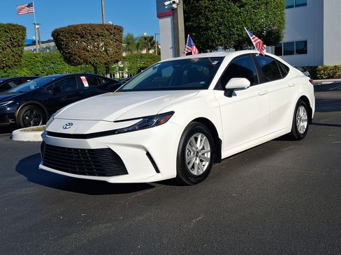 Used 2025 Toyota Camry LE w/ Convenience Package FWD image 5