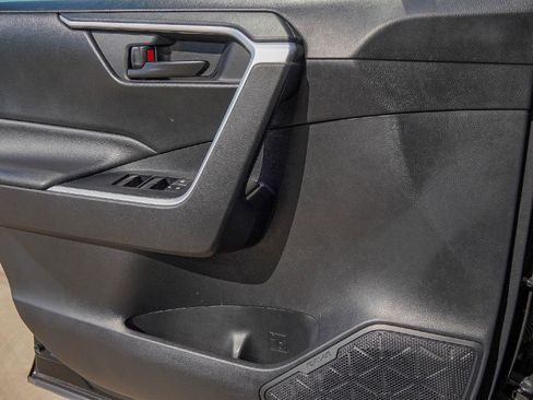 Used 2019 Toyota RAV4 LE image 18