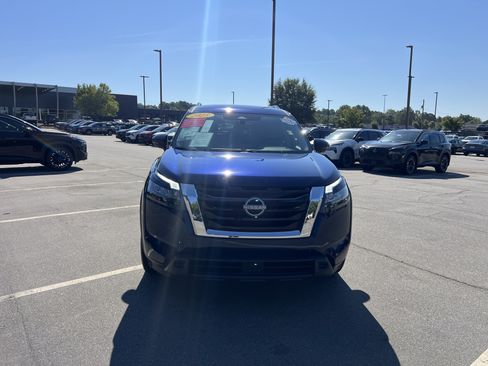 Used 2025 Nissan Pathfinder SV FWD image 2