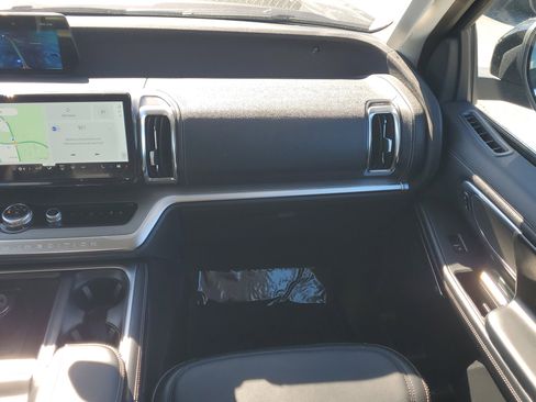 Certified 2025 Ford Expedition Platinum image 18