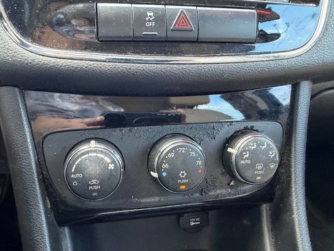 Used 2011 Chrysler 200 Touring FWD image 18