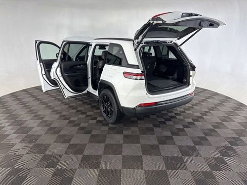 Used 2025 Jeep Grand Cherokee Altitude AWD/4WD image 20