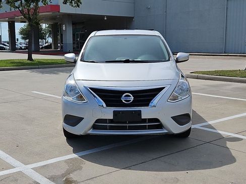 Used 2018 Nissan Versa SV FWD image 2