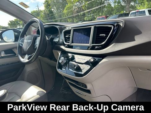 Used 2018 Chrysler Pacifica Touring-L FWD image 23
