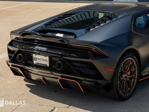 Used 2022 Lamborghini Huracan EVO RWD image 16