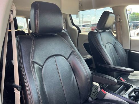 Used 2019 Chrysler Pacifica Touring Plus w/ Cold Weather Group FWD image 14