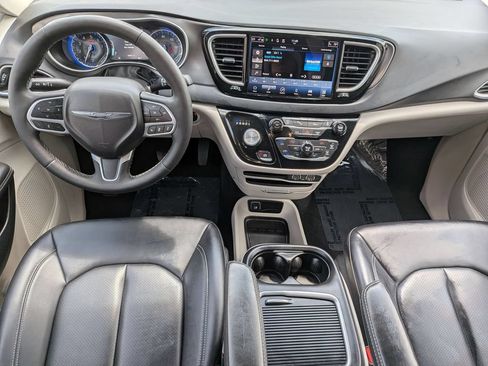 Used 2024 Chrysler Pacifica Touring-L FWD image 24