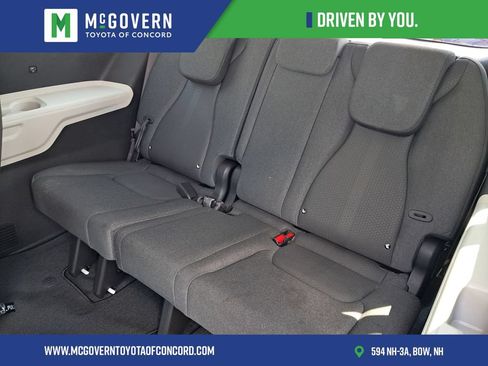 Used 2023 Kia Carnival LX FWD image 19