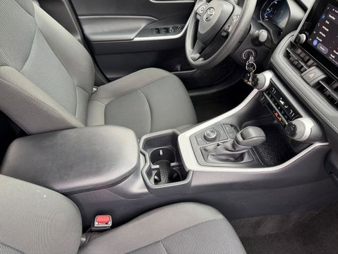 Used 2025 Toyota RAV4 LE image 39