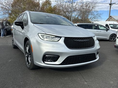 New 2026 Chrysler Pacifica Limited image 21