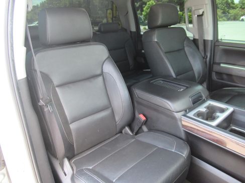 Used 2019 GMC Sierra 2500 SLT w/ Duramax Plus Package AWD/4WD image 11